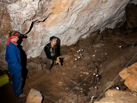 Explicación previa de uno de los componentes del "Proyecto arqueológico Cueva del Aspio". Fuente http://mauranus.blogspot.com.es/