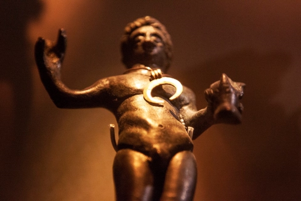 Figura de bronce bautizada como el "Neptuno cántabro". Fotografía: Lino Mantecón Callejo