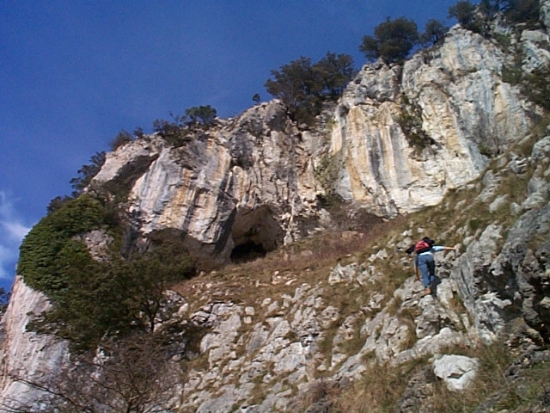 Abrupto ascenso hacia el abrigo del Diente. Fuente: The Matienzo Caves Project