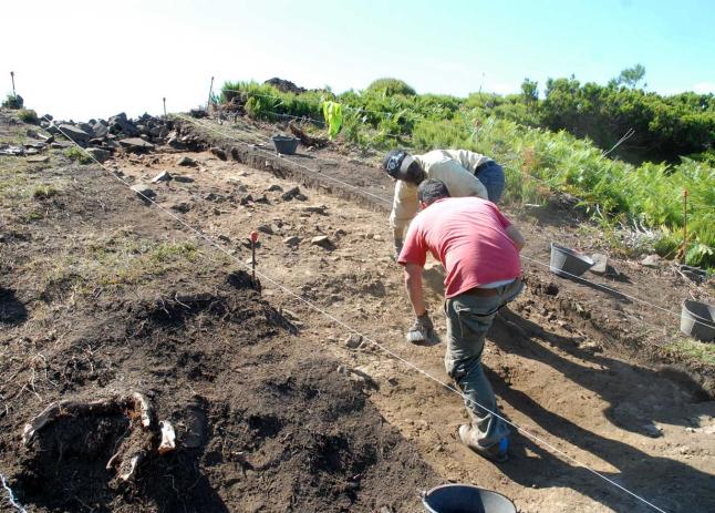 Trabajos de campos en el conjunto arqueológico de La Carisa. Fotografía: Esperanza Martín