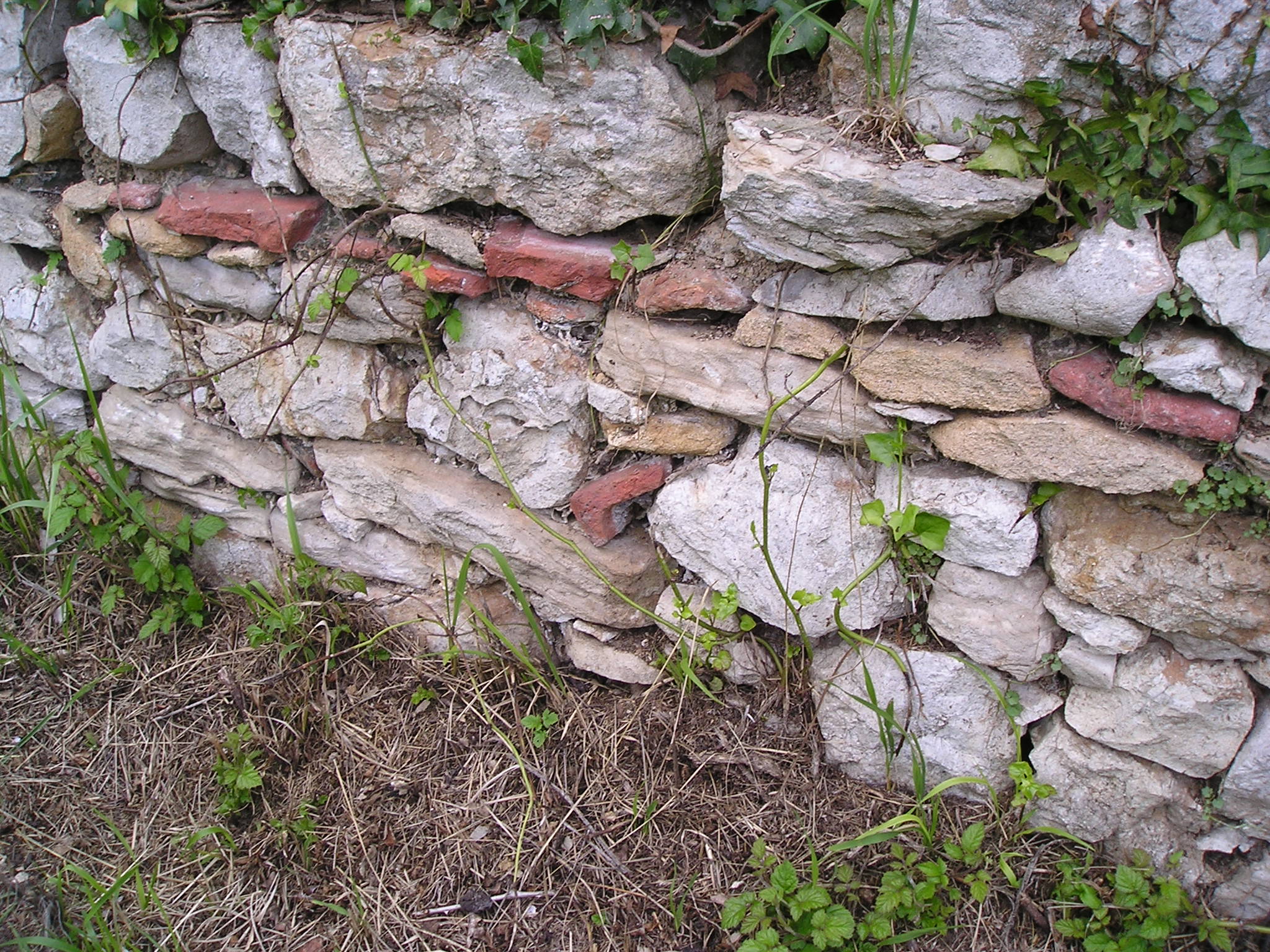 Tegula - tejas romanas en el muro de la Huerta de Quintana. Fuente: Mi Rincón de la Bahia