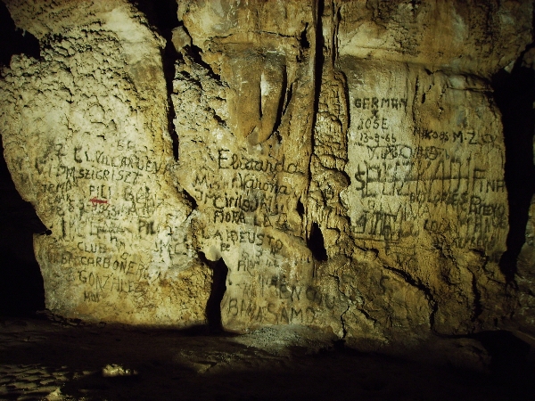 Grafitis contemporáneos en la cueva Juan Gómez. Fotografía: GAEM Arqueólogos