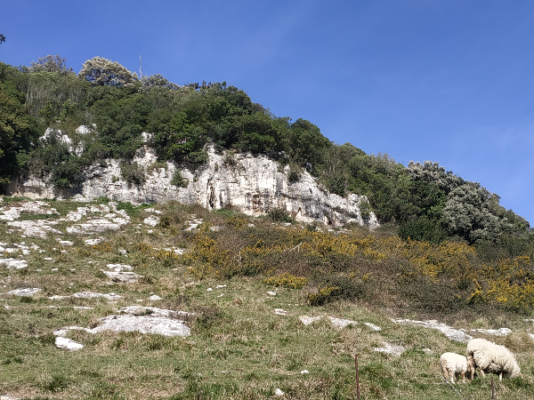 Atalaya natural donde se ubica la cueva del Mato
