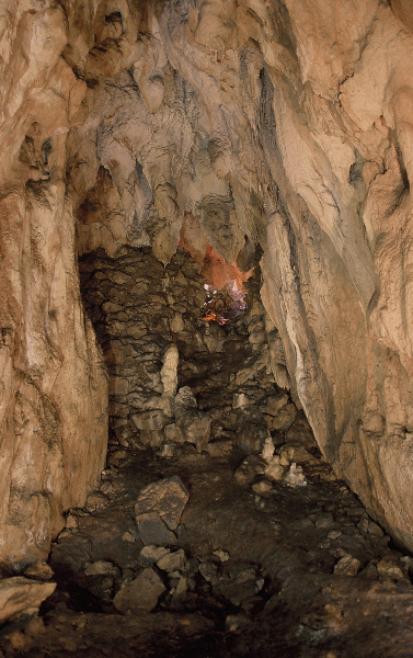 Acceso al vestíbulo descendente del Calero II. Fotografía: GAEM Arqueólogos