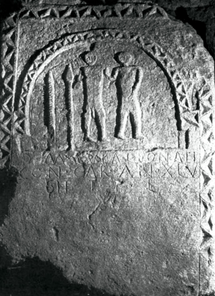 Estela romana de Bricia. Fuente: Tres lápidas burgalesas en la colección Fontaneda