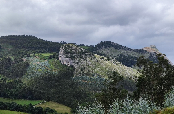 Pico Castillo dominando la localidad de Otañes