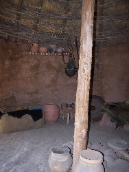 Interior de la cabaña del monte Bernorio