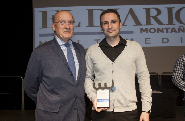 Mariano Linares (presidente de EditorialCantabria) entregó el premio a mejor web Personal 2013