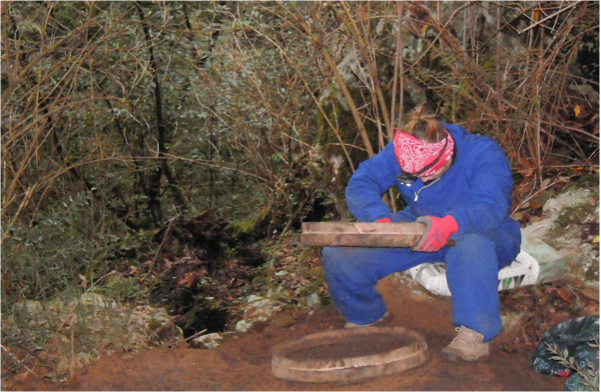 Helena, componente del equipo de Proyecto Mauranus, en plena labor de cribado. Fuente: http://mauranus.blogspot.com.es/