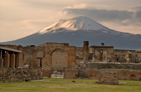 Ruinas de Pompeya con el volcan Vesubio al fondo. Fuente: http://portalclasico.com/