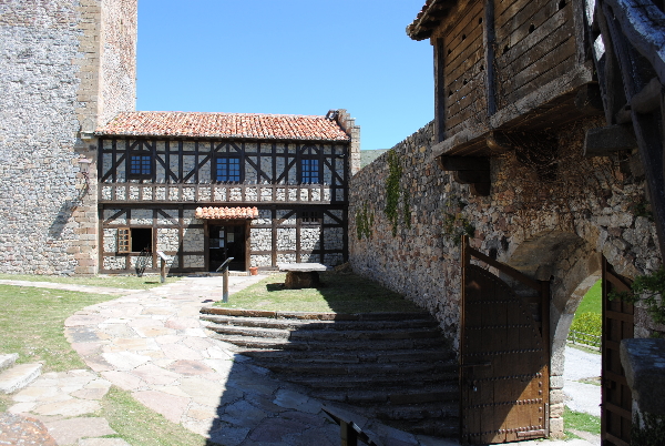 Patio de armas y acceso al Castillo de San Vicente de Argüeso