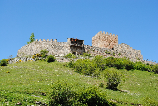 Castillo de San Vicente desde el pueblo de Argüeso