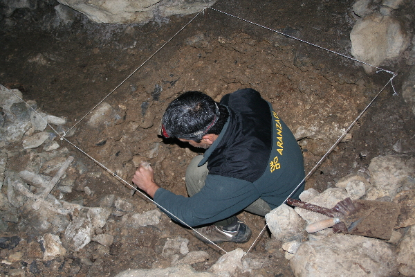 Trabajos en el interior de la Cueva del Aspio