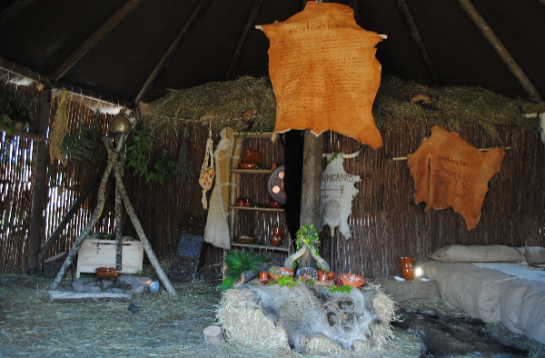 Interior de una de las caba&ntilde;as de las Guerras C&aacute;ntabras