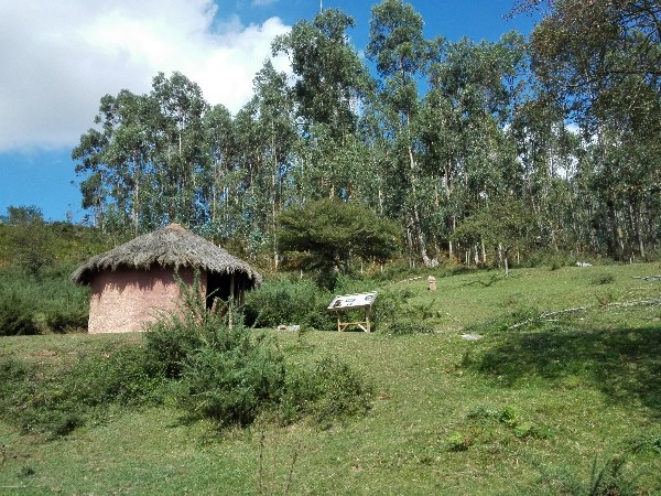 Reproducción de cabaña indígena en la Fuente de Las Palomas