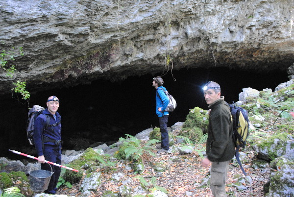 Equipo del Proyecto Arqueológico Cueva del Aspio antes de entrar en la cavidad.