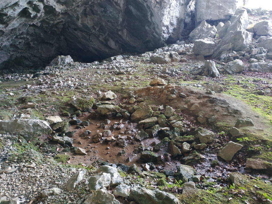 Túmulo excavado y erosionado por la acción del agua