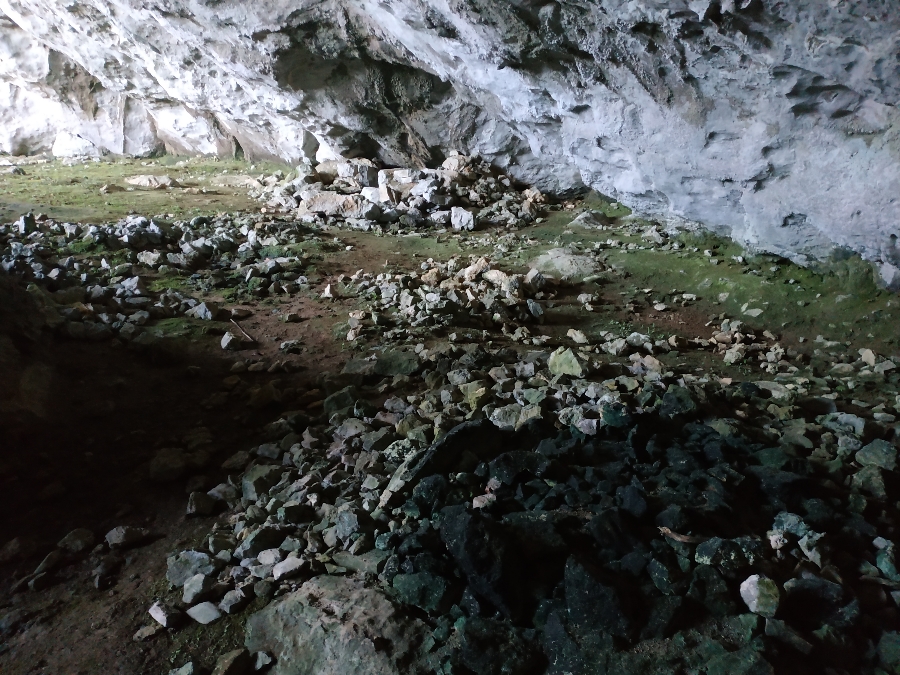 Túmulo funerario de El Puyo ennegrecido por la acción de una hoguera encima de él