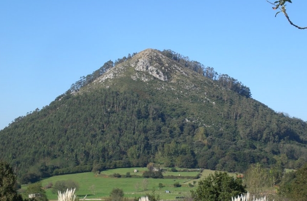 Panorámica del pico El Castillo desde Solares. Fotografía: Miguel López Cadavieco