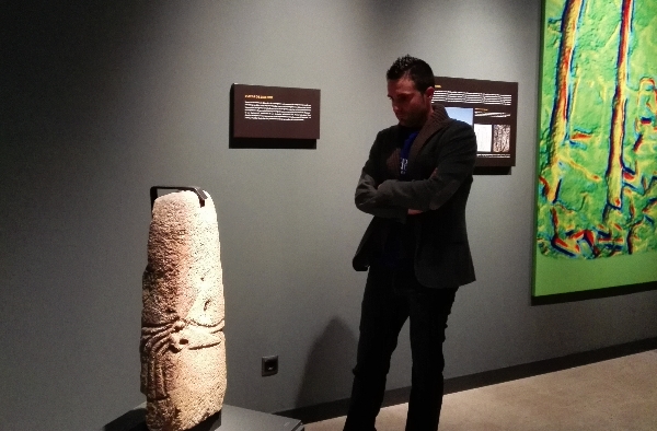 Exposici&oacute;n de la estela de Salcedo en el MUPAC