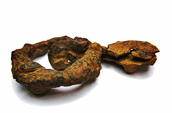Anilla de hierro con remaches en bronce encontrada en el Cincho de Yuso.