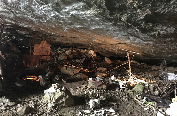 Reproducción de un campamento prehistórico en el interior de la cueva de Sopeña - Salitre II. Fotografía: Paula Ríos Diaz