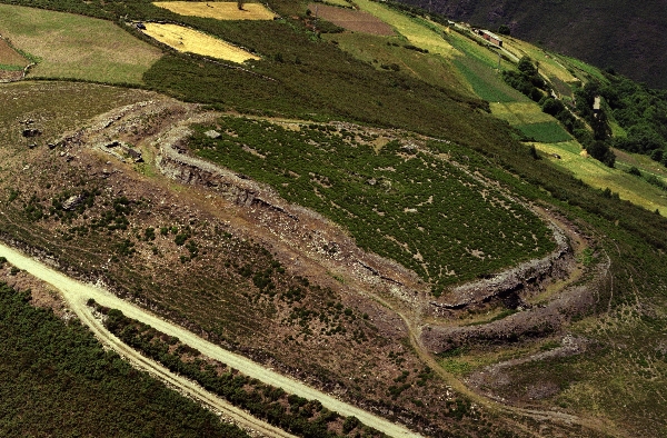 Vista aérea del recinto defensivo de San Isidro. Fotografía: Ángel Villa - Castros de Asturias