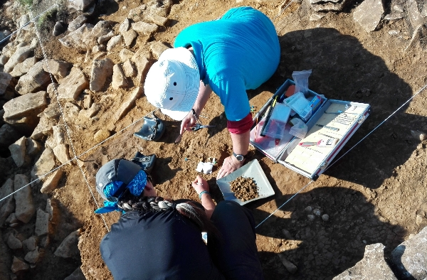 Momento del descubrimiento de la anilla de caetra. Fotograf&iacute;a: Miguel L&oacute;pez Cadavieco