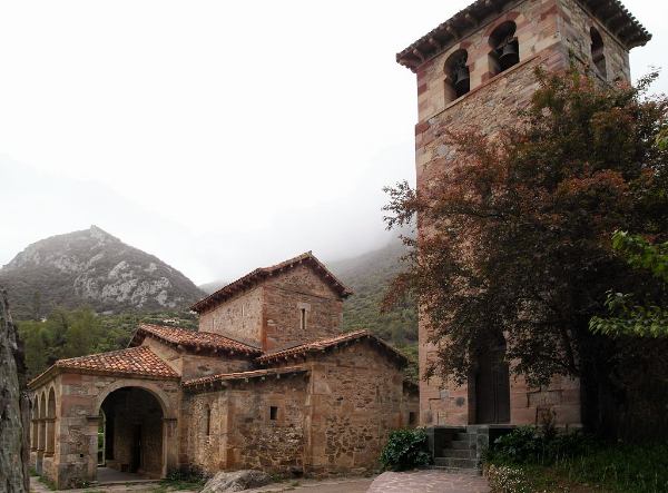 Santa María de Lebeña. Fotografía de Rowanwindwhistler [CC BY-SA 3.0], via Wikimedia Commons