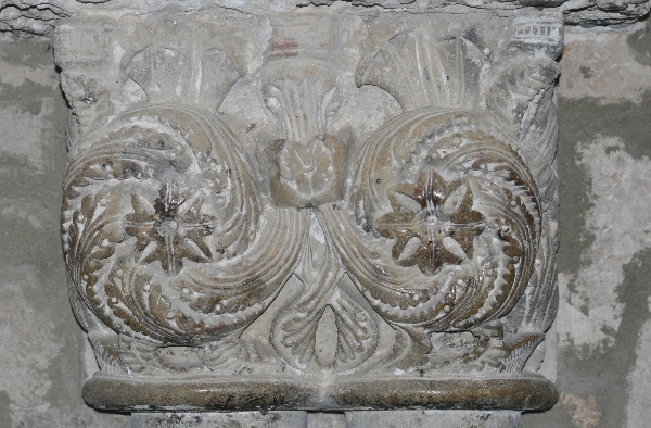 Capitel situado en un lateral del altar de Santa María de Piasca. Agradecimientos: Arcipreste de Liébana
