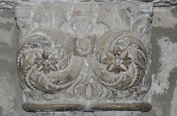 Capitel situado en un lateral del altar de Santa María de Piasca. Agradecimientos: Arcipreste de Liébana