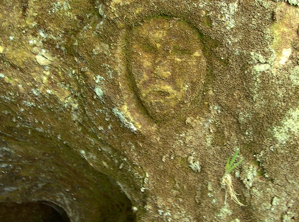 Cara grabada de aspecto celtoide en una bocamina de Cuetos Rubios, Monte Corona  (La Hayuela)