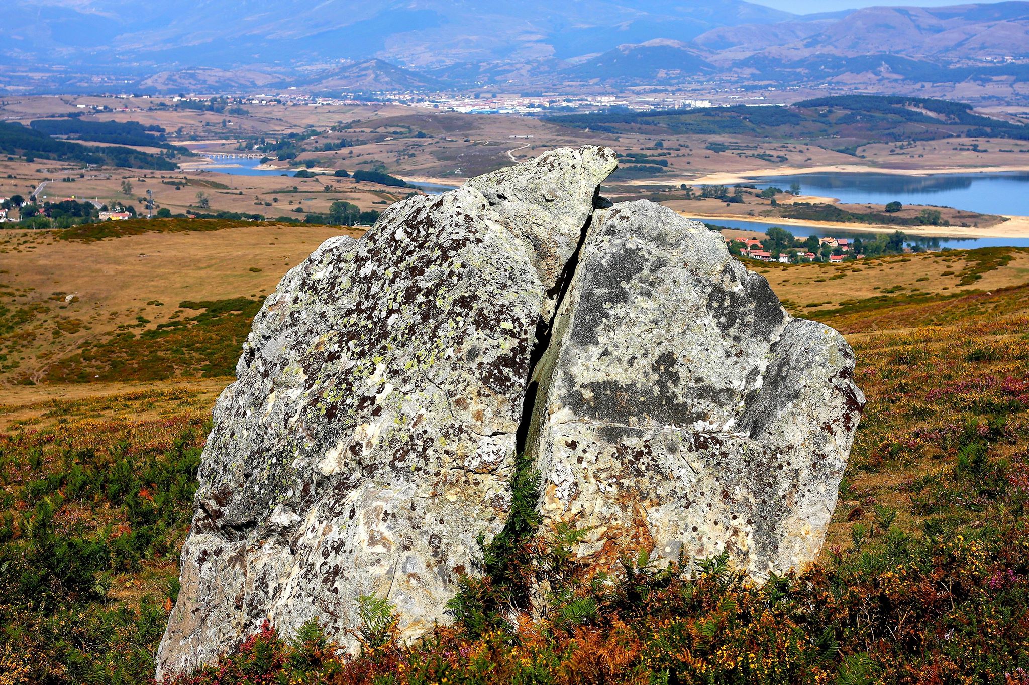 Roca donde se ubica el ídolo de Peñalaveja. Fuente: Ernesto Rodrigo / Petroglifos en Valderredible