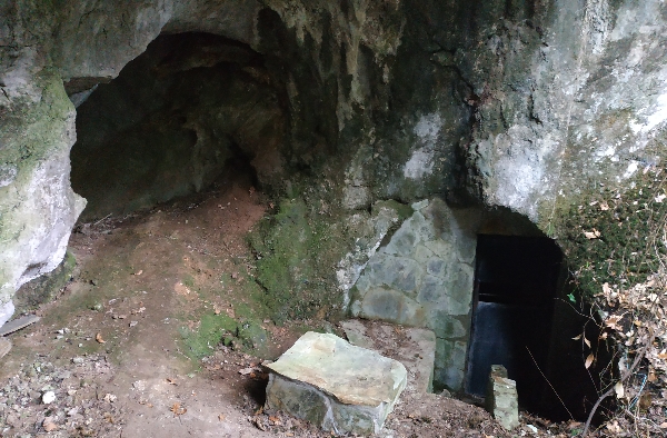 Acceso al interior de la cueva de La Llosa