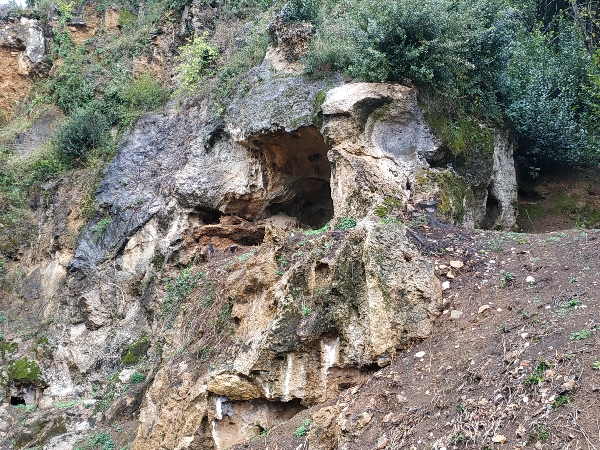 Acceso a la cueva de El Mazo