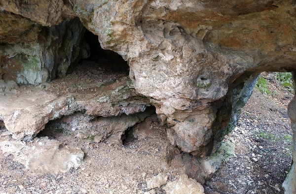 Acceso a la cueva de El Mazo