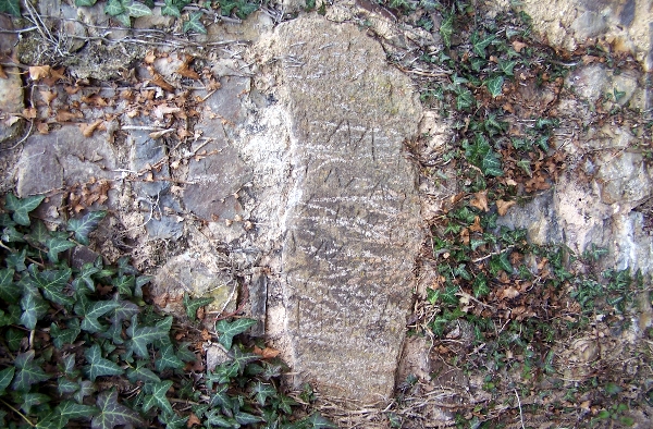 Fragmento de la estela de Bores en la pared de la iglesia de Santa Eulalia