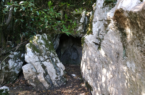 Boca de la cueva del Mato junto a los bloques desprendidos