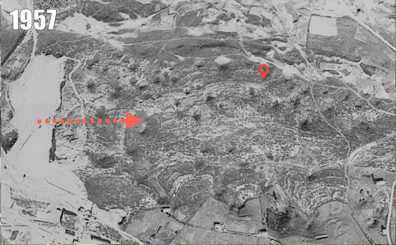 Ubicación de la cueva de La Pila (año 1957) entre el complejo kárstico hoy destruido. La flecha marca el sentido del avance de la cantera (Oeste a Este). Fuente: Mapas Cantabria