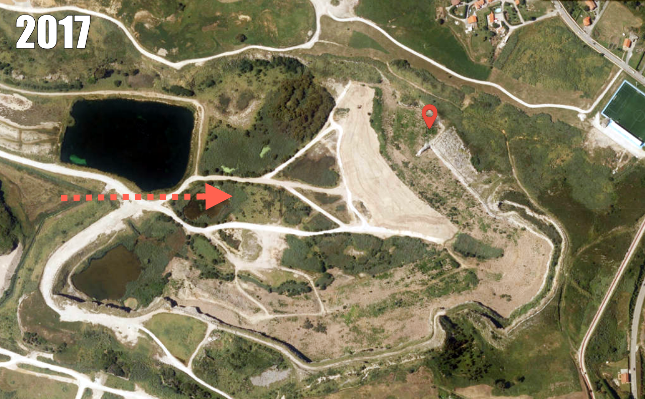 Corte donde se ubicaba la cueva de La Pila (año 2017). La flecha marca el sentido del avance de la cantera (Oeste a Este). Fuente: Mapas Cantabria