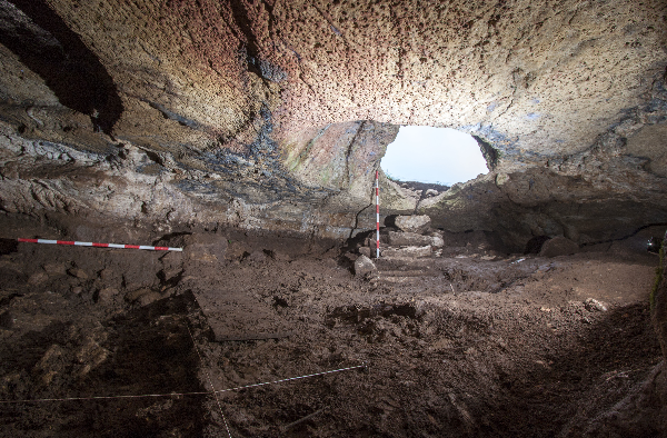 Sondeo de la intervención de 2018 en el interior de la cavidad del Cincho de Yuso. Fotografía: Lino Mantecón Callejo