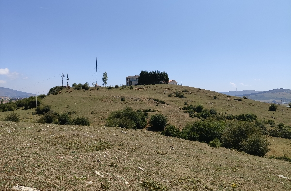 Castro de Nestares desde un cerro cercano. A media ladera se puede observar los restos de las estructuras defensivas