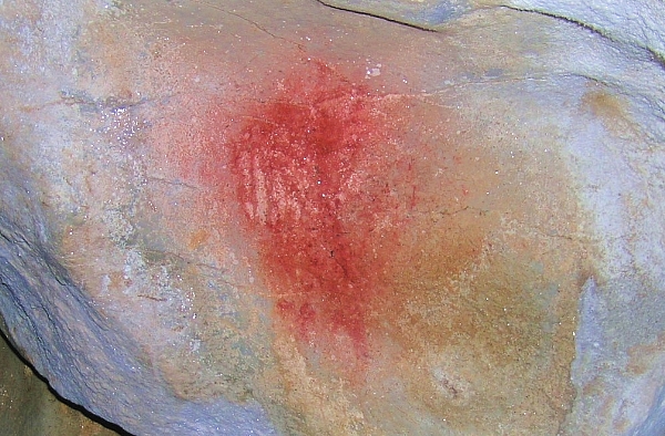 Pinturas rojas de la cueva de Los Marranos. Fotografía: Consejería de Cultura, Educación y Deporte