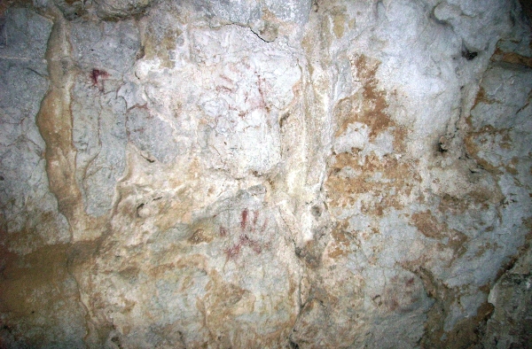Manos en negativo de la cueva de La Lastrilla. Fotografía: GAEM Arqueólogos