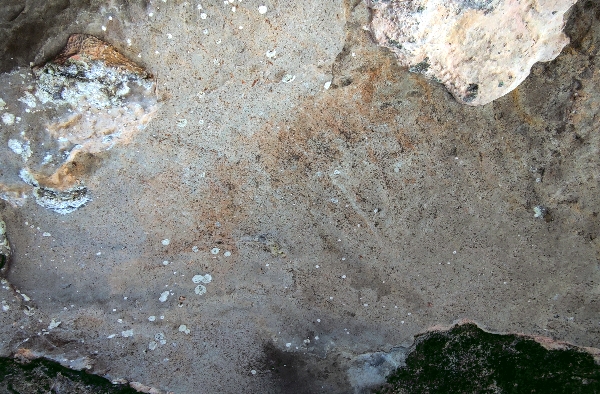 Panel donde se ubican las manchas rojizas en la cueva de La Palenciana II