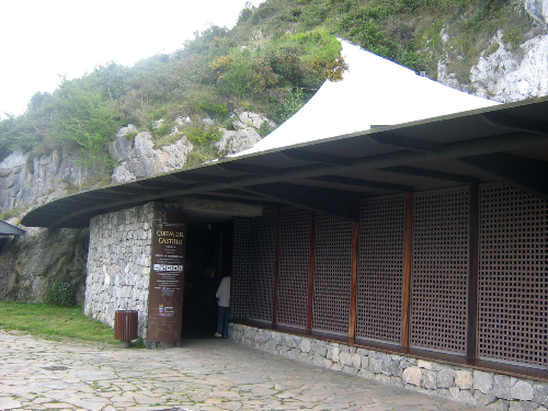 Acceso a la Cueva de El Castillo