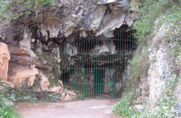 Acceso a la Cueva de Las Monedas