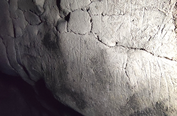 Panel con grabados (rejilla, etc) de la cueva de El Covarón