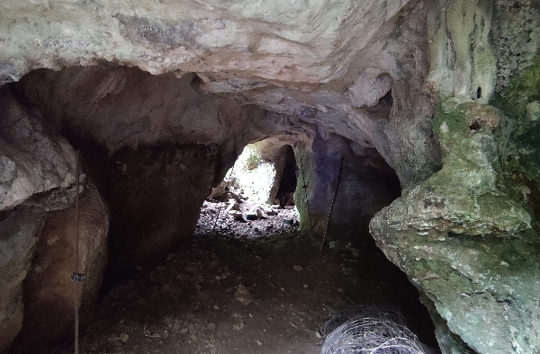 Boca norte y acceso a la cueva de Cerro Tú
