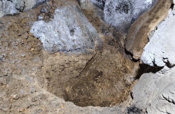 Calicata del fondo de la cueva del Acebo